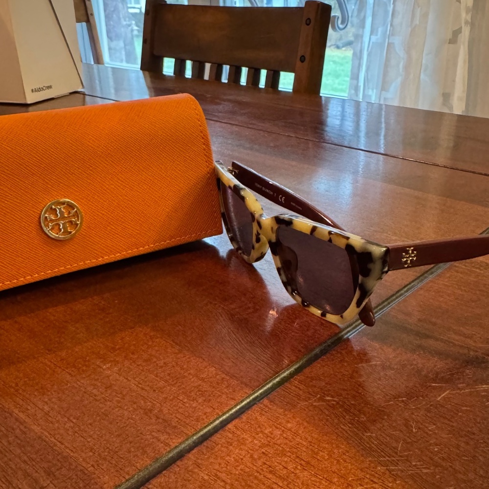 Tory Burch sunglasses - Picture 3 of 4
